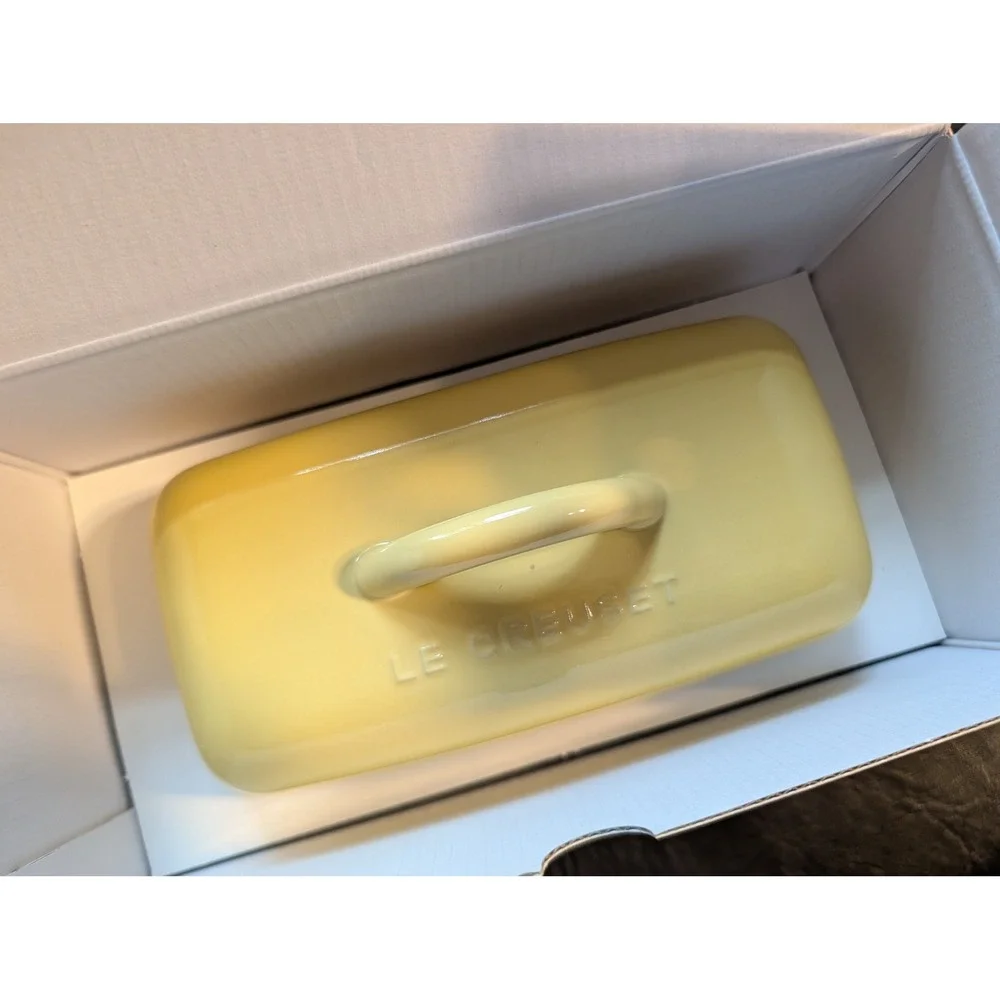 Le Creuset Heritage Stoneware Butter Dish Camomile Yellow 6x2.5in New in Box